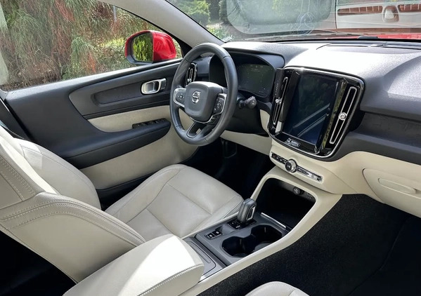 Volvo XC 40 cena 118000 przebieg: 55700, rok produkcji 2019 z Szczucin małe 16